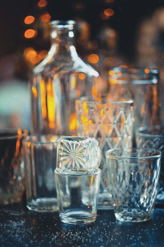 натюрморт, боке, прозрачный, закат, солнце, бутылка, стакан, стекло, красивый, прозрачный, блики, still life Стеклянный фото превью