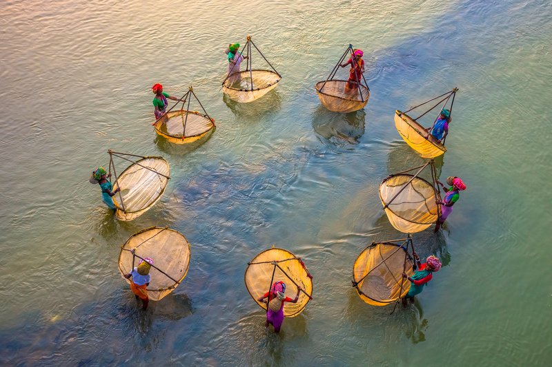 Fisher Women Catching Fishes фото превью