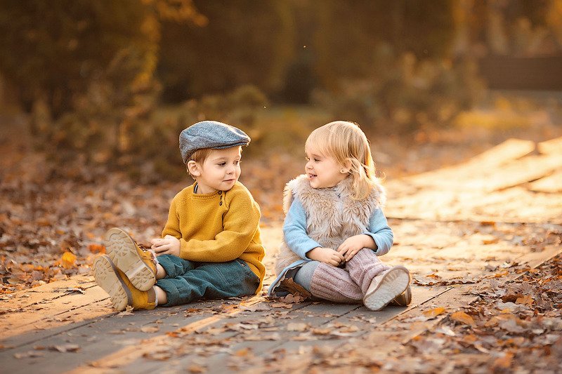 фотограф, зеркальный фотоаппарат canon mark iii, фотопрогулка, девочка и мальчик, осень, закат, дети, семейная фотосессия, детский фотограф, малыши, счастье, радость, дети на фото, детская фотография, любовь, друзья, восторг Эмилька с другом фото превью