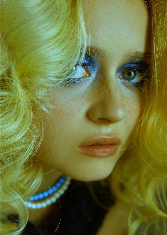 Женский портрет, яркий макияж, Космос, космическая съемка, space, surrealism, сюрреализм, сюрреалистичная фотография, идеи для фотосессии, необычные фотографии, fashion editorial  фото превью