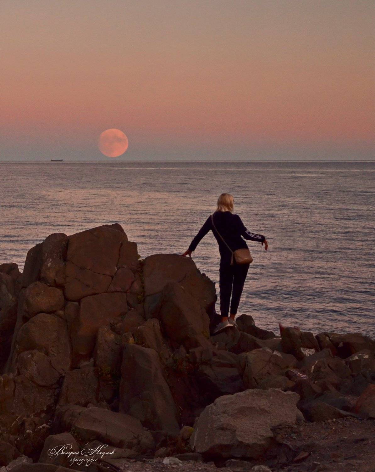девушка, луна, шар, море, пикассо, Валерий Наумов