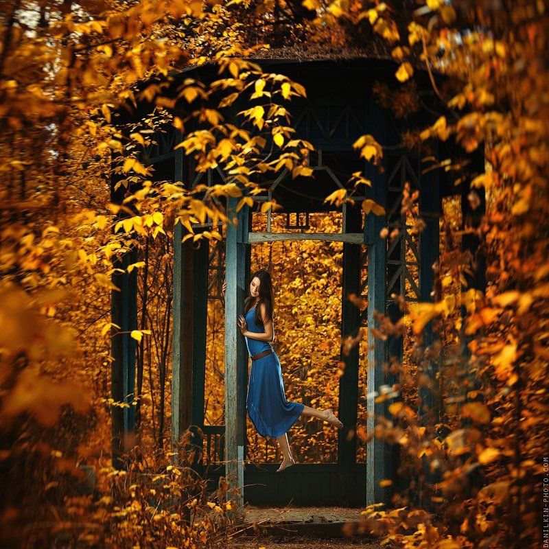 девушка, осень, ливитация, полет, беседка, стробизм Лиза фото превью