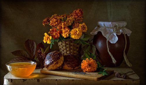 Прозрачный медок и булочки с маком