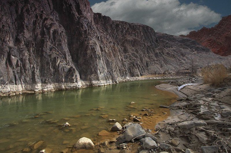каньон, река, камни Чёрно-красные скалы и зелёная вода . фото превью