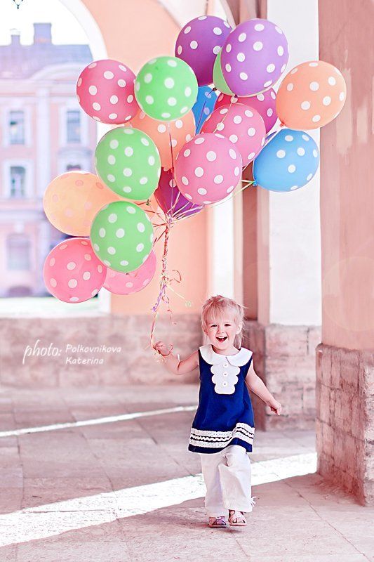 Девочка с шариками фото превью