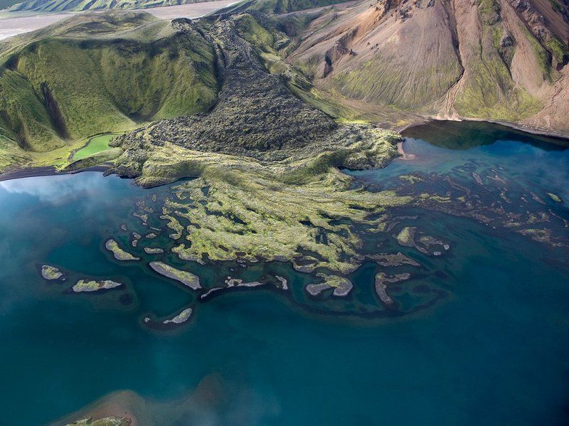 исландия Лава, стекающая в озеро .... фото превью