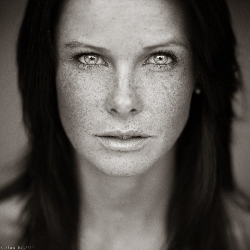 portrait, woman, available, daylight, freckles everthing is twisted фото превью
