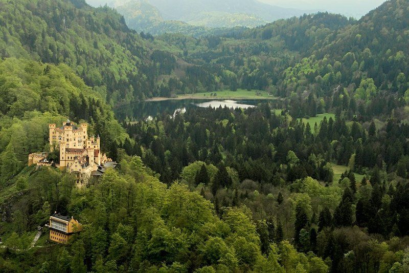 германия, бавария, замок hohenschwangau о замках в горах и глубоких озёрах фото превью