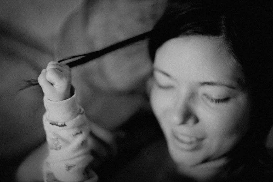 ребенок, мама, рука, волосы, захват, чб, схватил, улыбка, радость, child, mother, hand, hair, holding, bw, grabbed, smile, joy, Феофанов Дмитрий