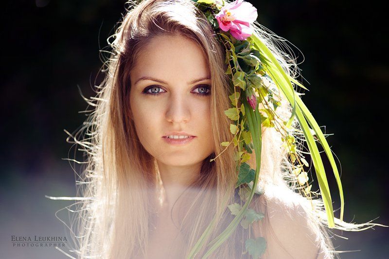 девушка, цветы, пленер, солнце, контровой свет, лес нимфа фото превью