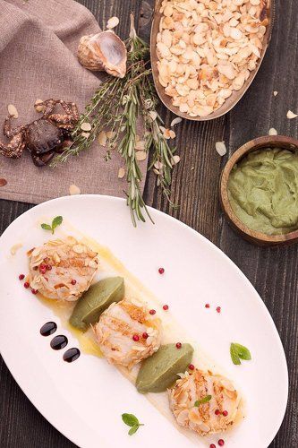 Scallops in almonds with orange-ginger sauce
