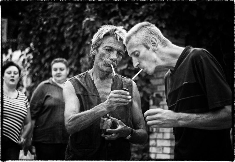 чб, улица, лето, люди, курильщики подкурить.. фото превью