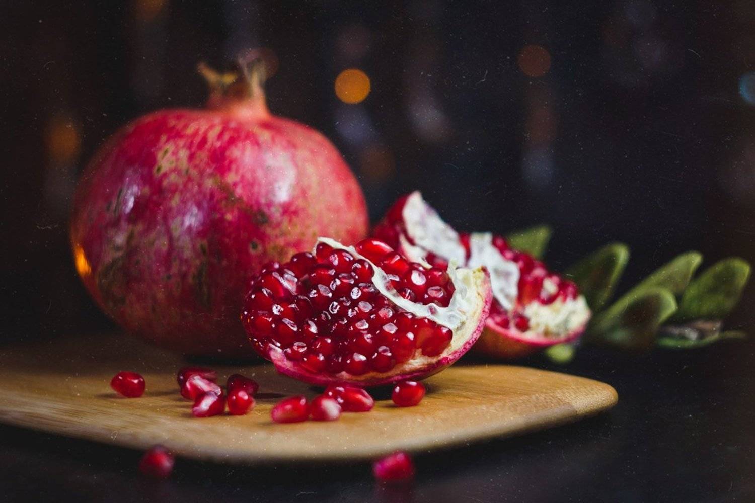 натюрморт, гранат, still life, гранатовый, красный, боке, зерна, вкусный, сок, серый, дерево, блик, листья, Алла Семенова