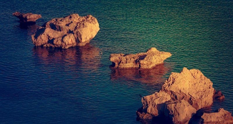 вода, закат, камень, камни, море, солнце время заката фото превью