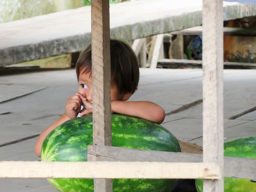 Мальчик и арбуз. Перу. Амазонка.