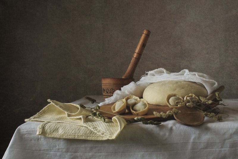 Натюрморт с самолепными пельменями фото превью