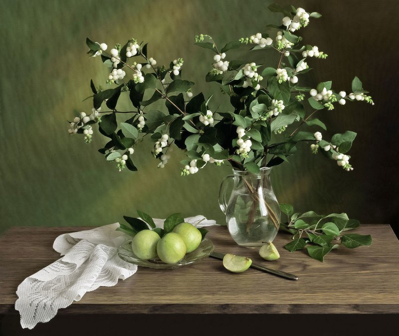 натюрморт, букет, снежноягодник, яблоки, салфетка, нож, кувшин, тарелка Снежноягодник фото превью