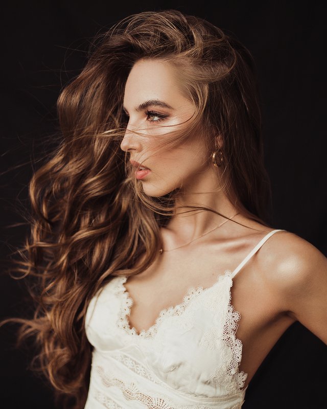 танец, девушка, фотостудия, волосы, ветер, черный фон, белая одежда Алёна фото превью