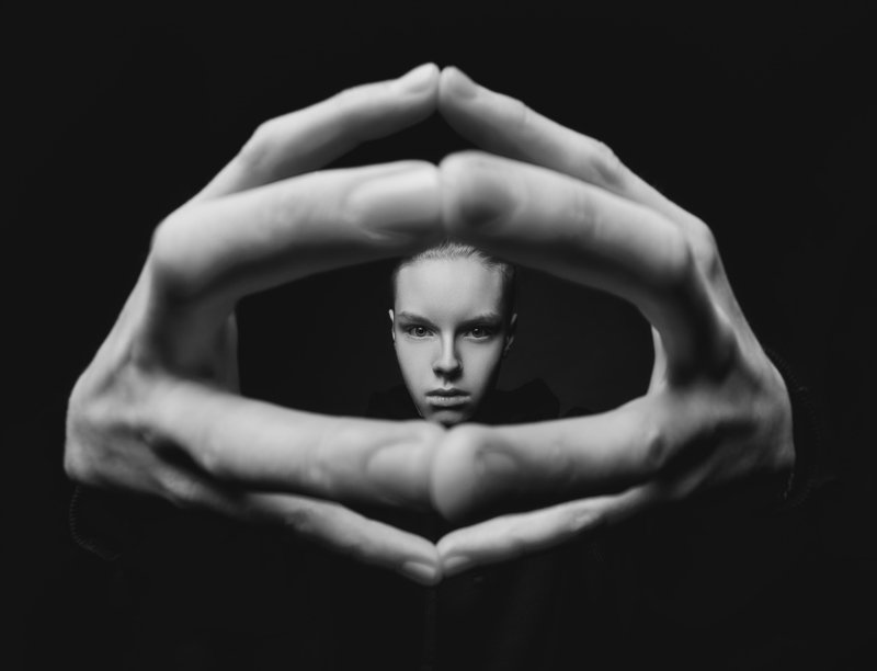 руки. art. boy. Сквозь пальцы фото превью