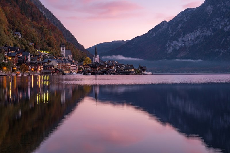 landscape, lake, water, reflection, mountains, town, village, church, austria, hallstatt, travel, sky, pink, clouds, morning, dawn, sunrise, autumn, fall, fog, пейзаж, австрия, горы, небо, свет, утро, рассвет, отражение, озеро, осень, туман Calm morning фото превью
