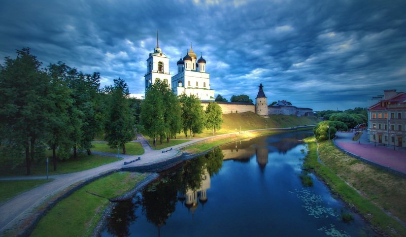 У Псковского кремля фото превью