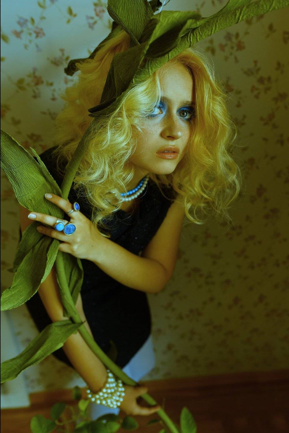 Женский портрет, яркий макияж, Космос, космическая съемка, space, surrealism, сюрреализм, сюрреалистичная фотография, идеи для фотосессии, необычные фотографии, fashion editorial, Ирина Майер