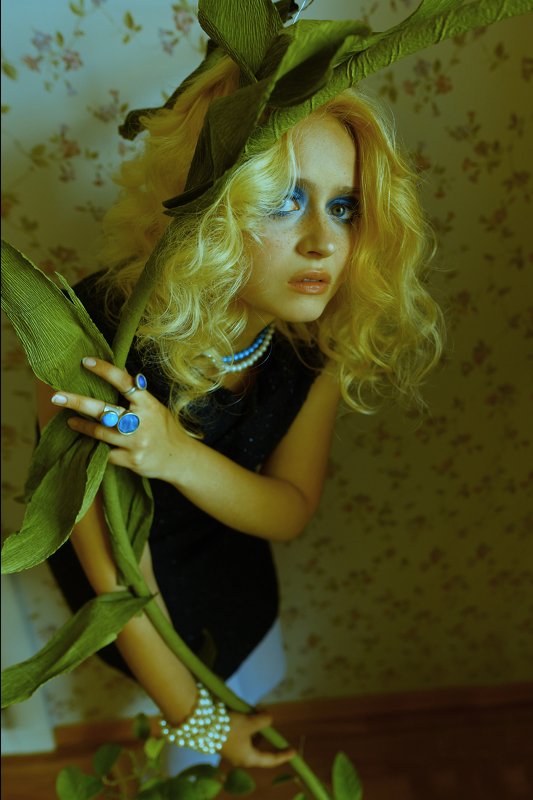 Женский портрет, яркий макияж, Космос, космическая съемка, space, surrealism, сюрреализм, сюрреалистичная фотография, идеи для фотосессии, необычные фотографии, fashion editorial  фото превью