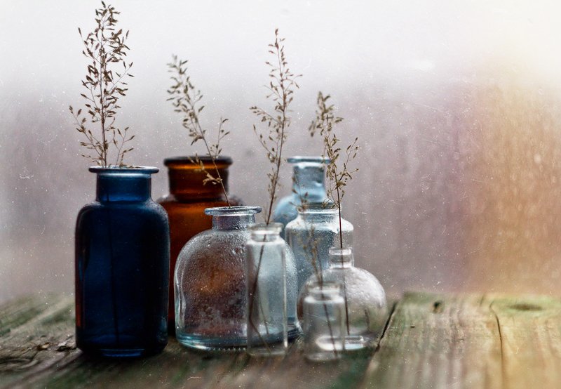 трава, натюрморт, боке, прозрачный, брызги, вода, закат, солнце, бутылки, банки, стекло, красивый, лето, still life Бутылочный фото превью