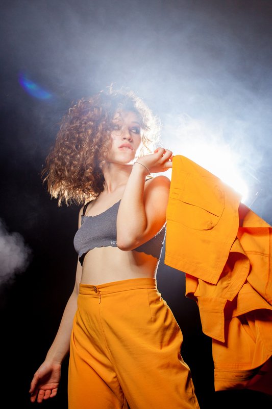fashion, girl, model, posing, smoke, Studio, photo Studio, color, yellow, orange, beautiful, emotion, look, modeling, fashion Sonya фото превью