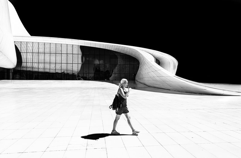 girl near the museum фото превью