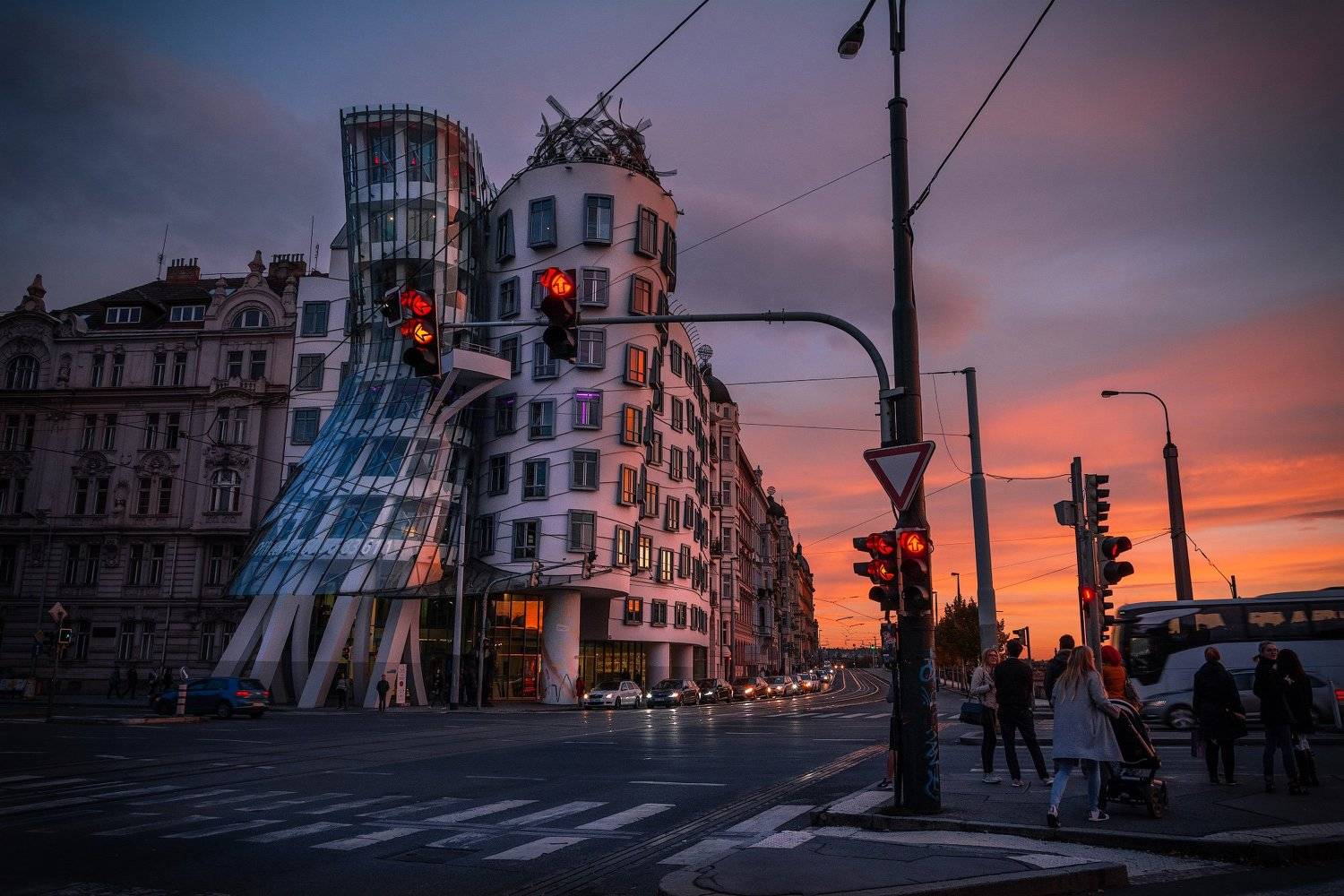 прага, закат, рассвет, огонь, утро, красный, город, башня, небо, облака, танцующий дом, улица, дорога, Денис Полтораднев