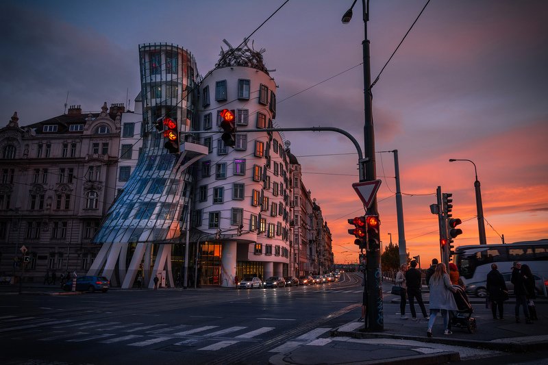 прага, закат, рассвет, огонь, утро, красный, город, башня, небо, облака, танцующий дом, улица, дорога Танцующий дом фото превью