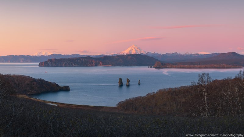 Рано утром в Авачинская бухта всегда есть очаровательный свет. фото превью