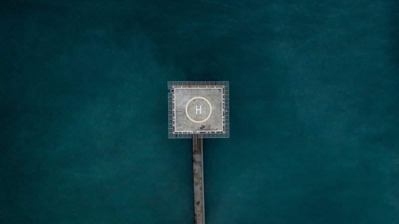 topdown Вертолетная площадка в море фото превью
