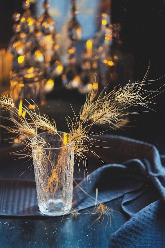 натюрморт, колосок, стекло, ткань, черный, боке, блики, желтый, стакан, серый, вечер, still life Вечерний колосок фото превью