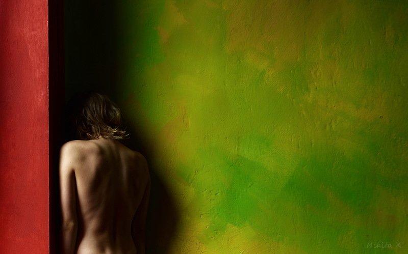 Into a corner... фото превью