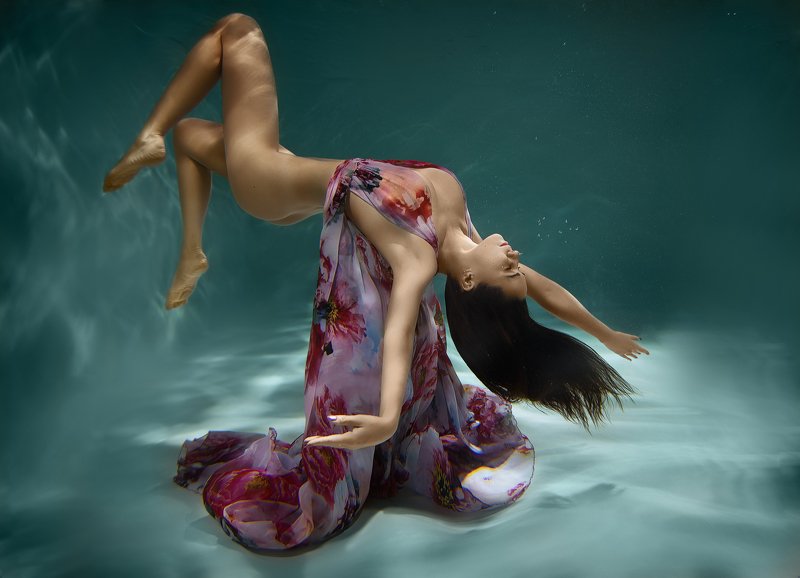 подводная съемка, красотка,под водой,гламур,красотка,erotic, nude ,melefara, photographer, photo, эротика , фотограф i\'m falling down, save me фото превью
