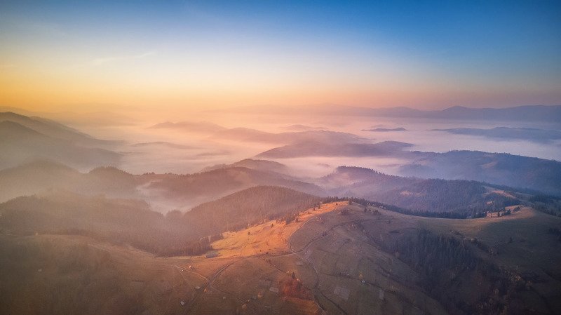 горы, дронофото, карпаты, октябрь, осень, пилипец, рассвет, туман, украина, утро Занимался рассвет фото превью