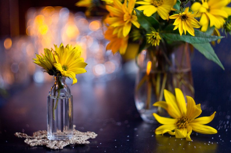 цветок, боке, бутылка, натюрморт, топинамбур, фон, стекло, still life Желтый фото превью