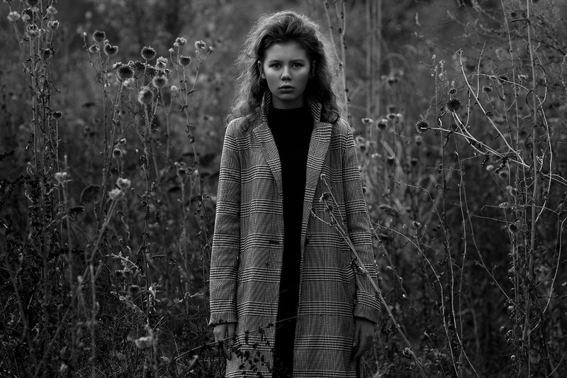 арт, девушка, съемка на улице,  творческая съемка, осень, чб || \