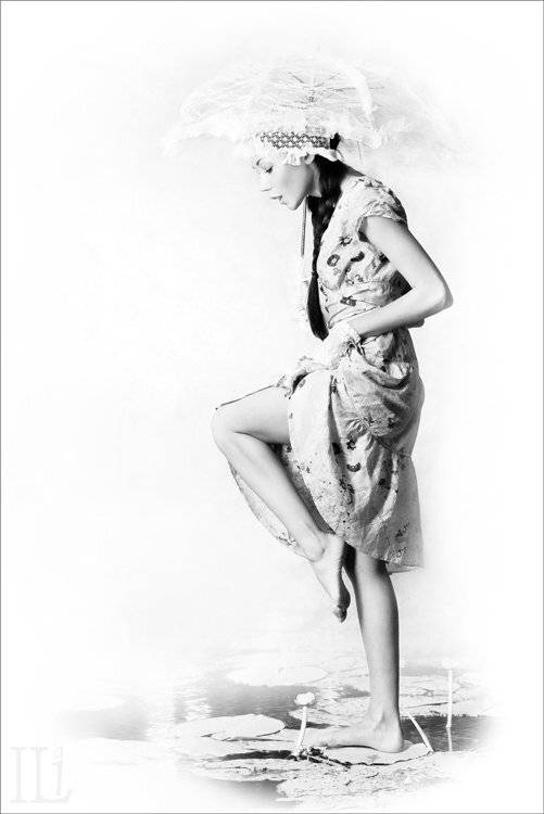 девушка зонтик кувшинки, Илья Панфилов