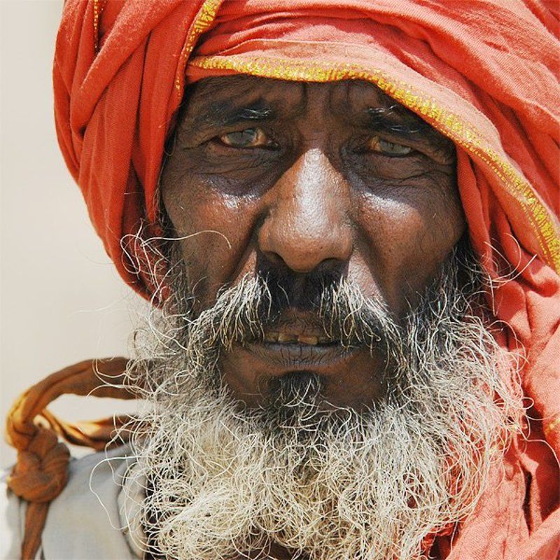 мужчина, индия Набережная ганга, Варанаси, Индия фото превью