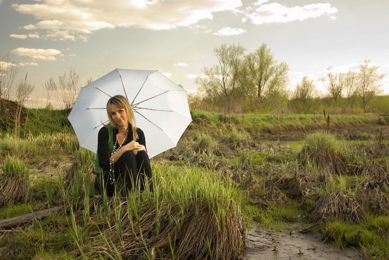 болото, девушка, зонтик Портрет на болоте фото превью