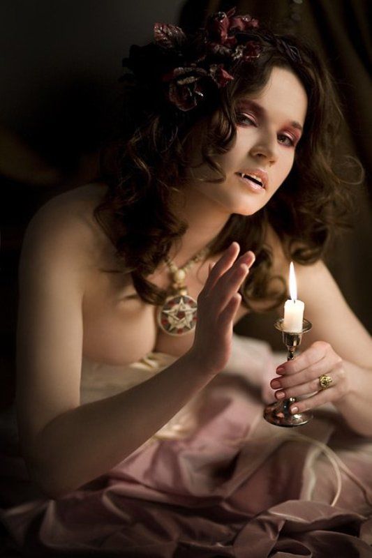 вампирша, зубки, свеча время обеда фото превью