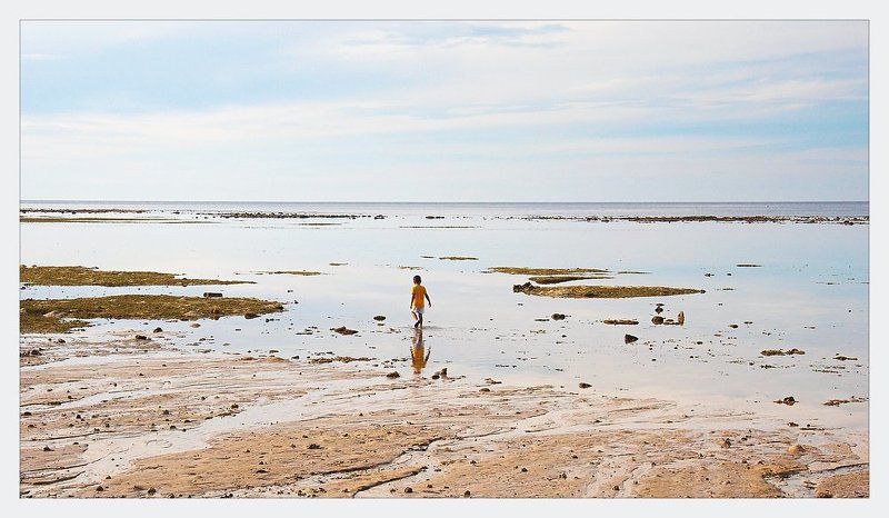 пляж, море, мальчик утро.. отлив.. фото превью