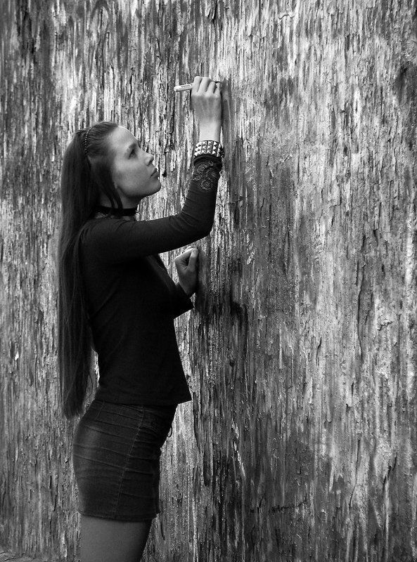 девушка, незнакомка, рисунки на стене Рисующая между строк фото превью