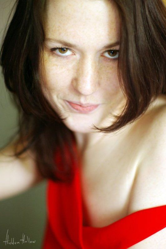 девушка, портрет, красное, настроение Игривое Настроение фото превью