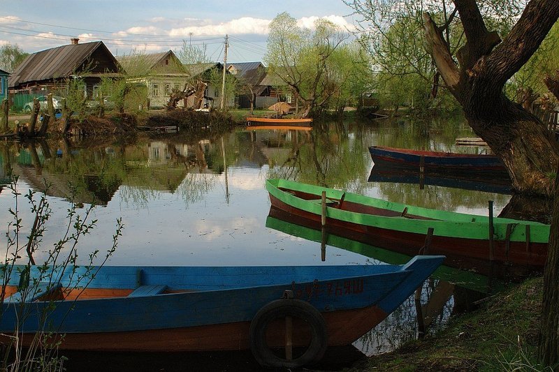 переславль-залесский, река трубеж, рыбацкая слобода, цветные лодочки Рыбацкая слобода фото превью