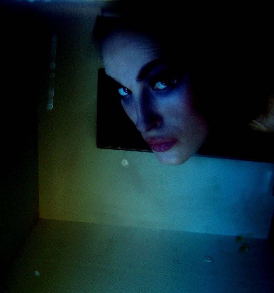 муха, Deep in Violet