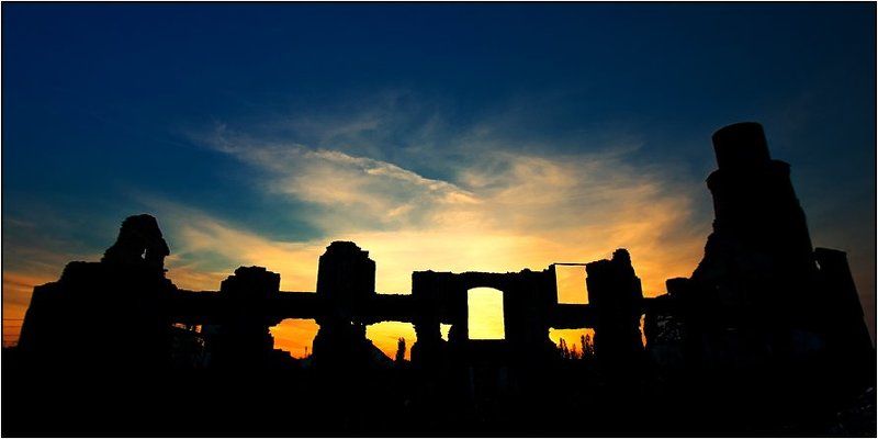 закат, руины Просвет в закат фото превью